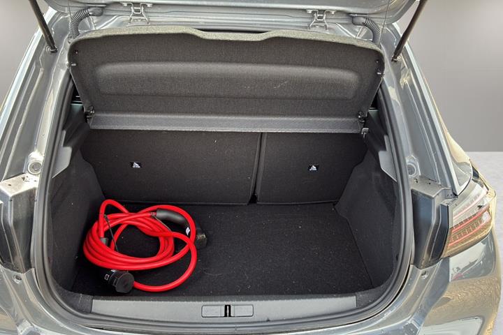 Grå Peugeot e-208 fra 2025