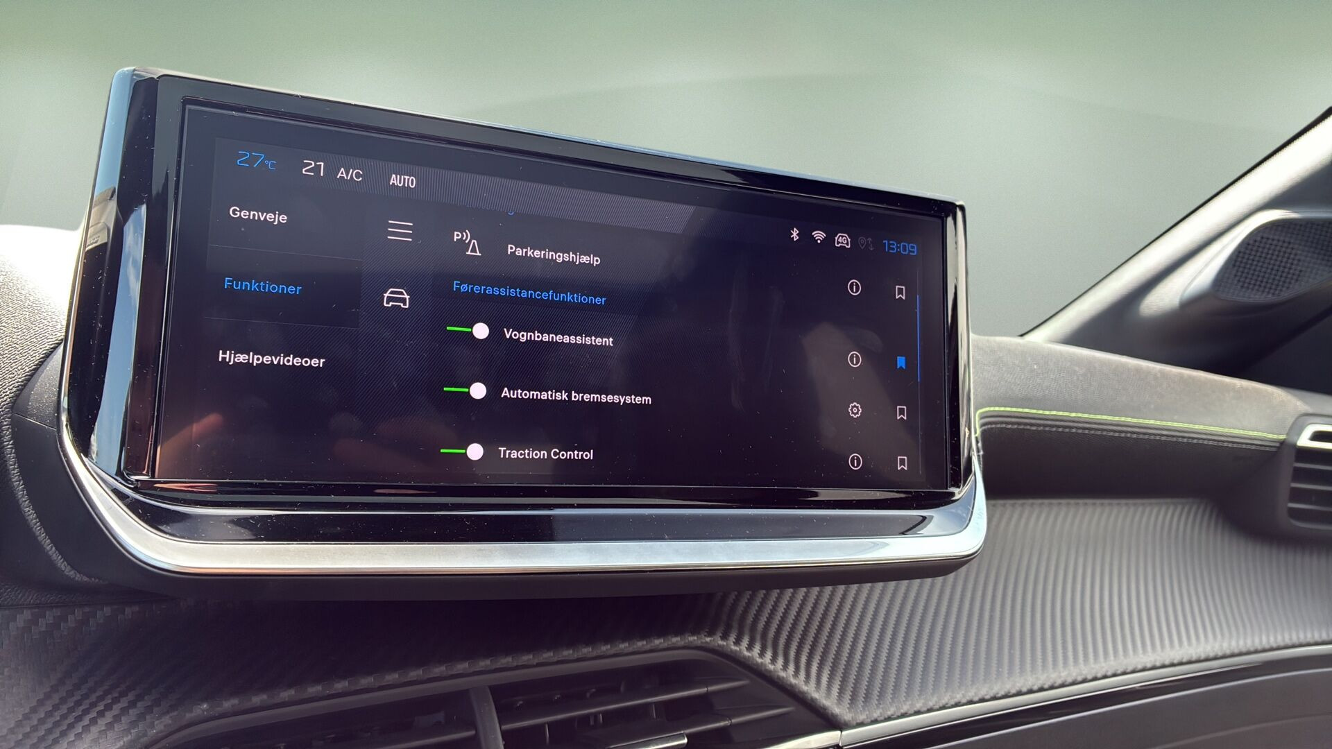 Grå Peugeot e-208 fra 2025