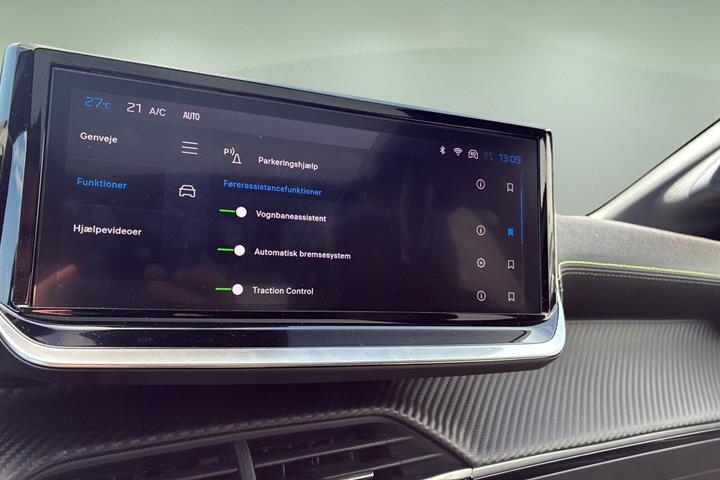 Grå Peugeot e-208 fra 2025