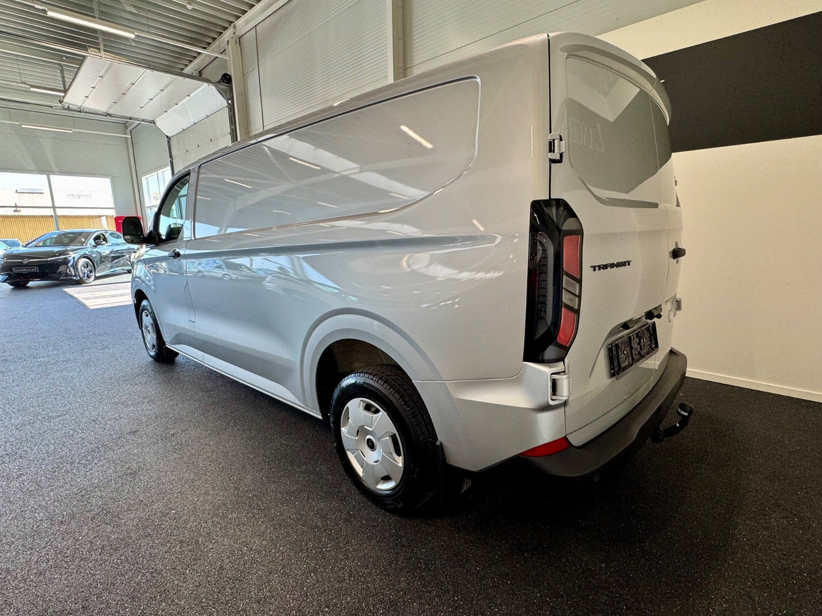 Sølv Ford Transit Custom 300 L2 fra 2024