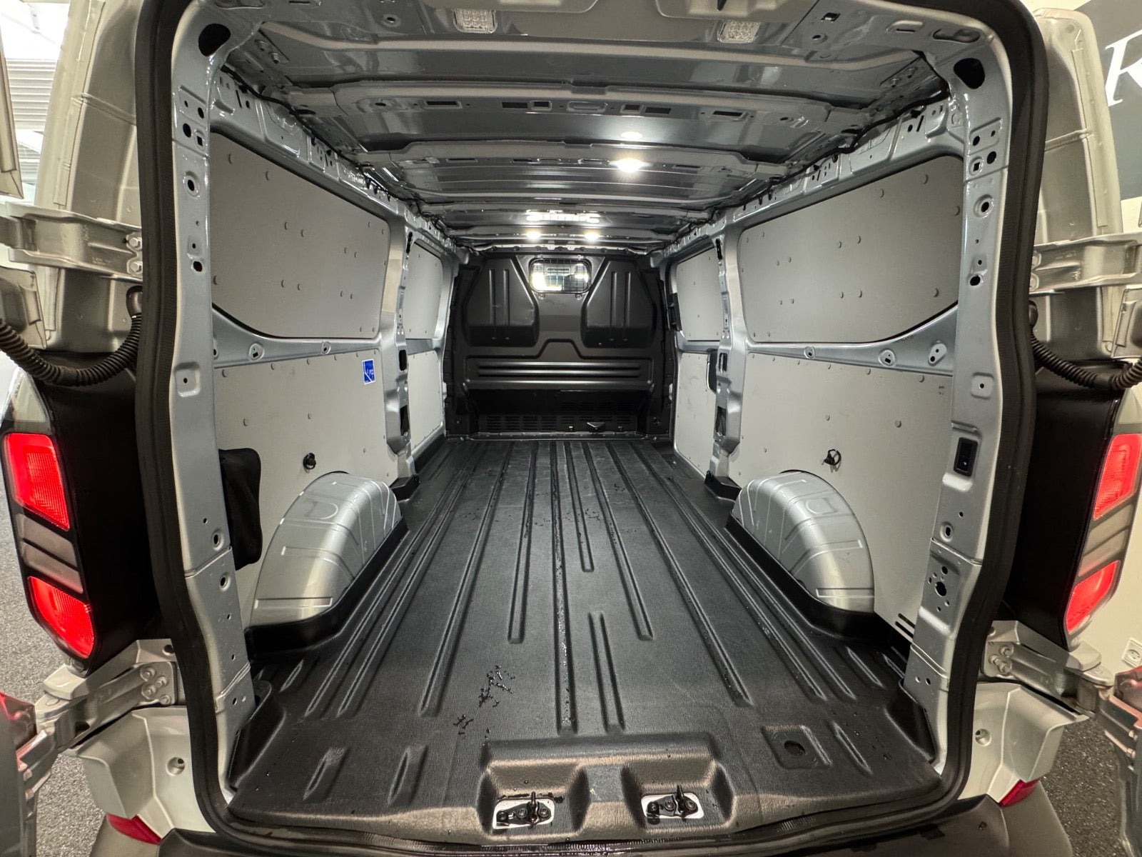 Sølv Ford Transit Custom 300 L2 fra 2024