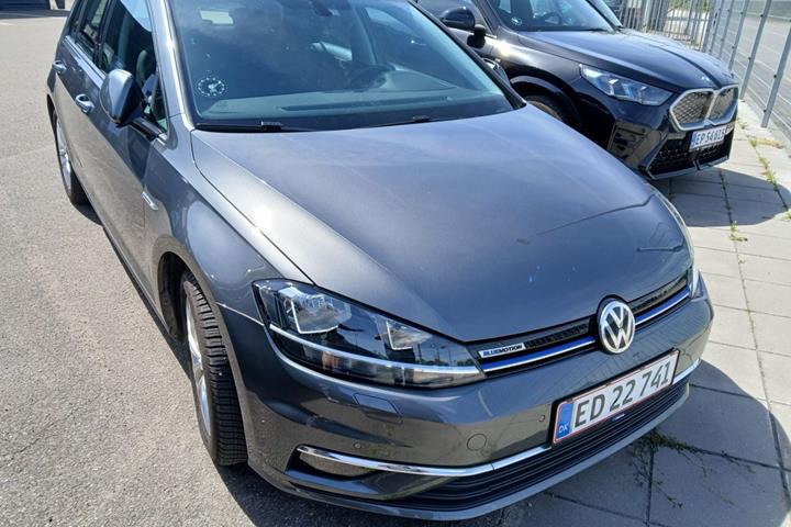 Grå VW Golf VII fra 2019 set udefra