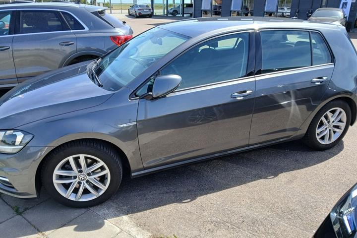Grå VW Golf VII fra 2019