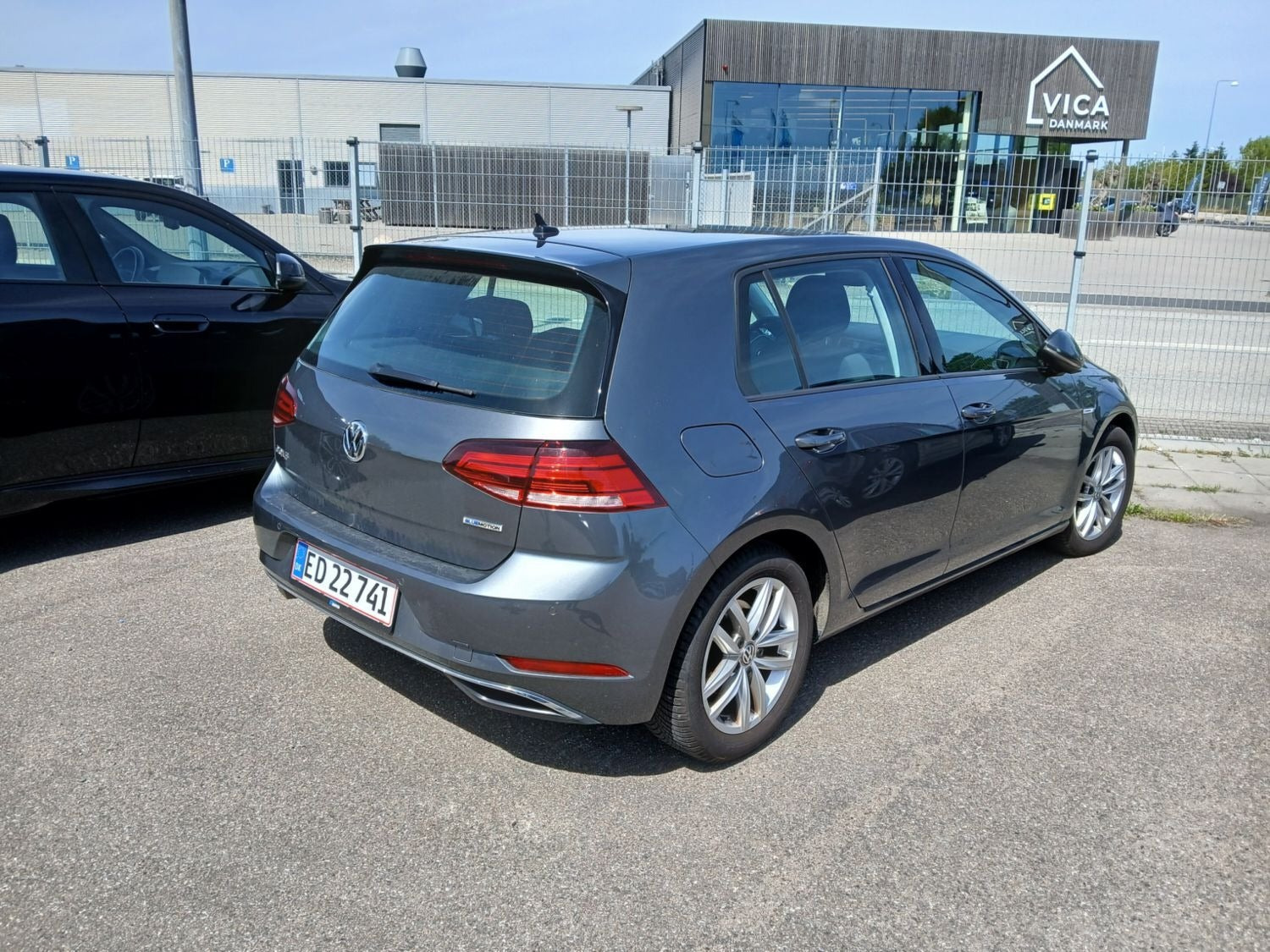 Grå VW Golf VII fra 2019