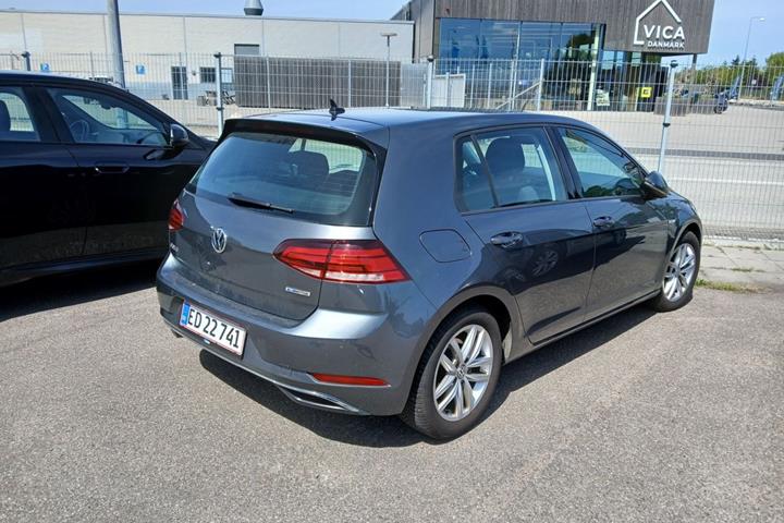 Grå VW Golf VII fra 2019