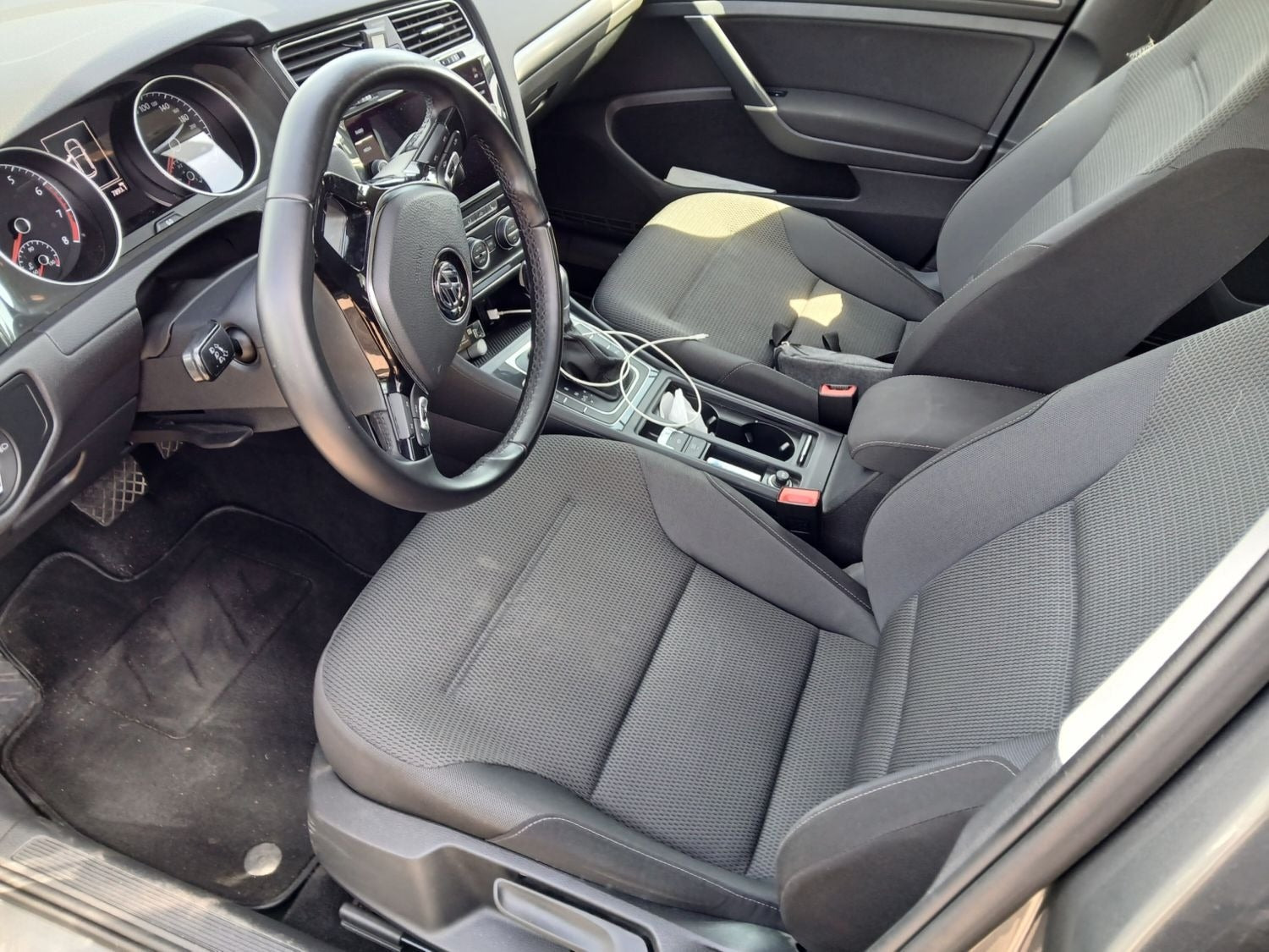 Grå VW Golf VII fra 2019