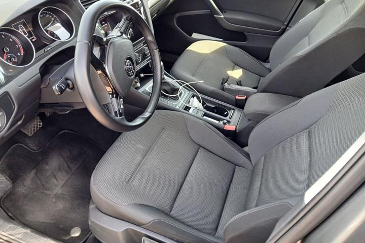 Grå VW Golf VII fra 2019