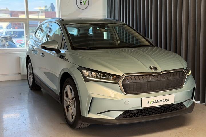 Turquoise Skoda Enyaq fra 2022 set udefra