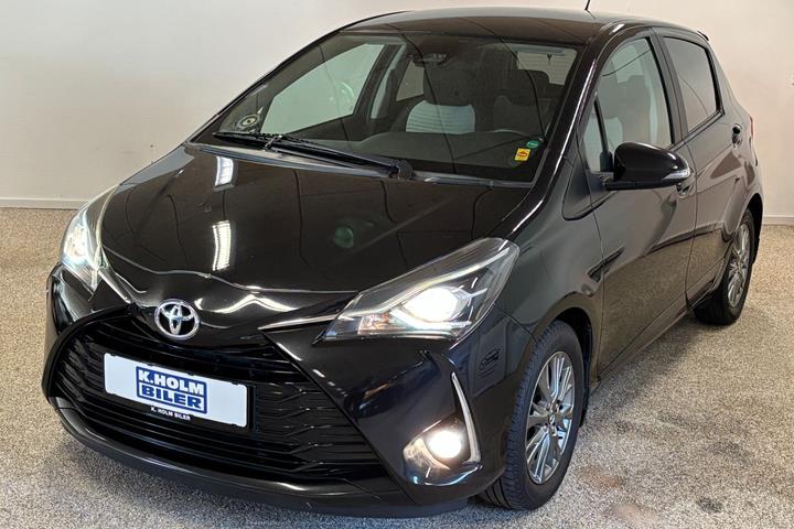Sort Toyota Yaris fra 2017 set udefra