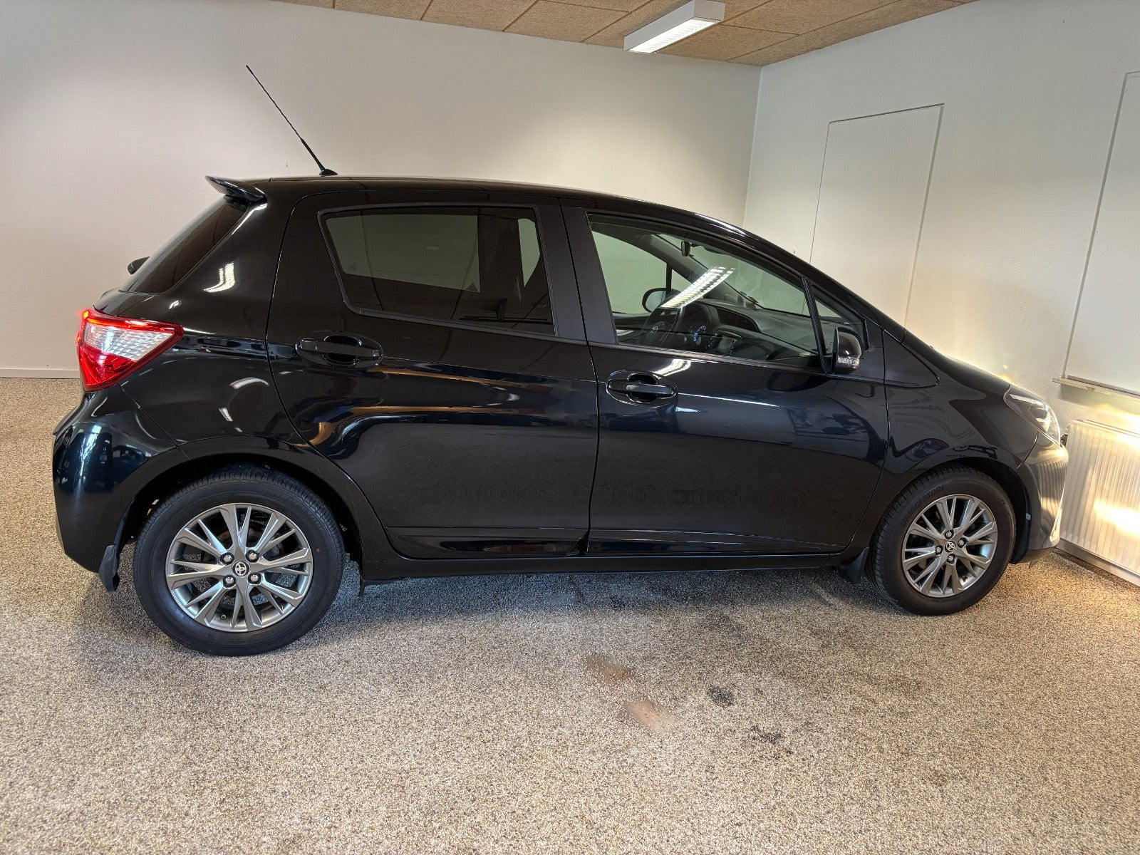Sort Toyota Yaris fra 2017