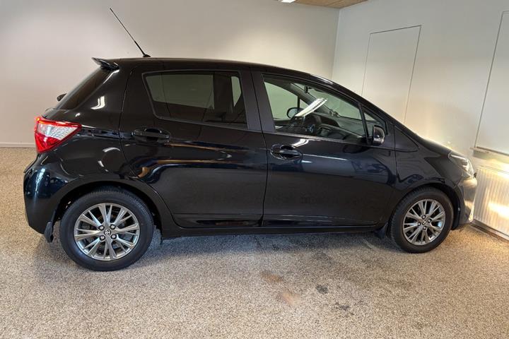 Sort Toyota Yaris fra 2017