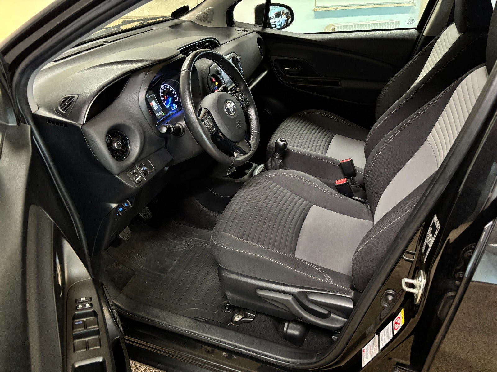 Sort Toyota Yaris fra 2017