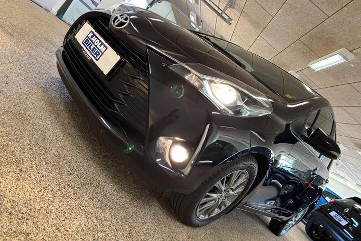 Sort Toyota Yaris fra 2017