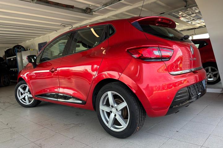 Rød Renault Clio IV fra 2019