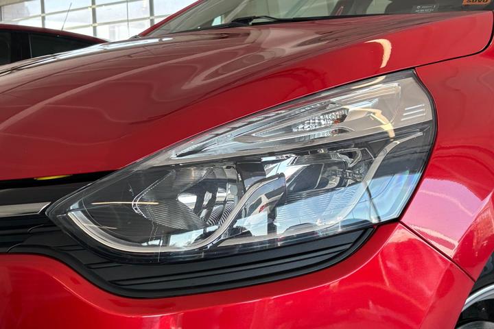 Rød Renault Clio IV fra 2019
