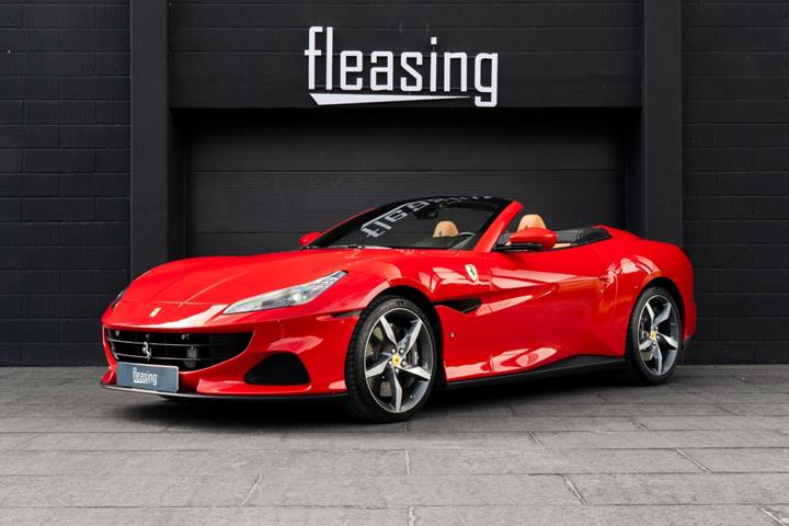 Rød Ferrari Portofino M fra 2021 set udefra