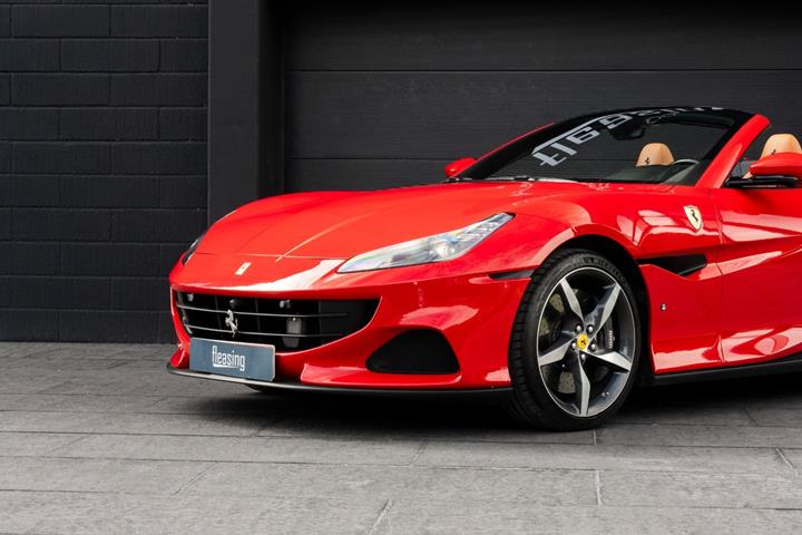 Rød Ferrari Portofino M fra 2021 set udefra