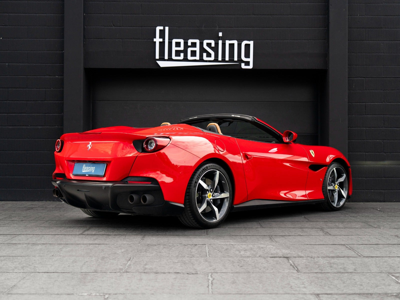 Rød Ferrari Portofino M fra 2021 set udefra