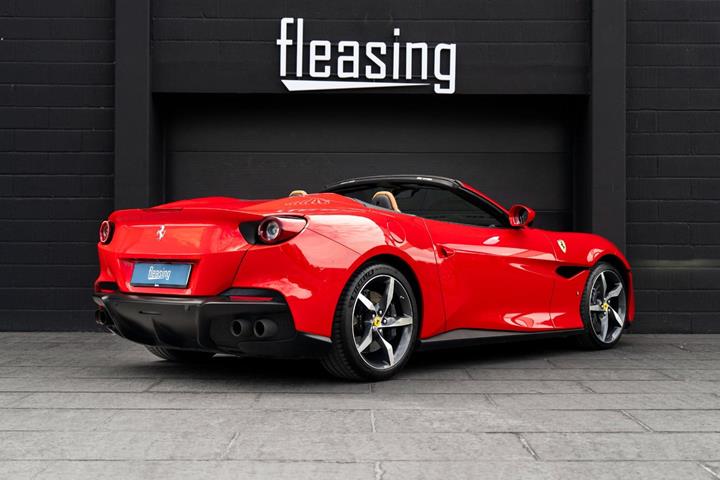 Rød Ferrari Portofino M fra 2021 set udefra