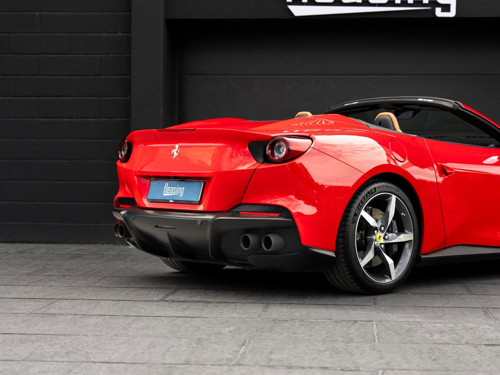 Rød Ferrari Portofino M fra 2021 set udefra