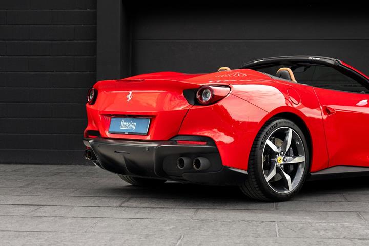 Rød Ferrari Portofino M fra 2021 set udefra