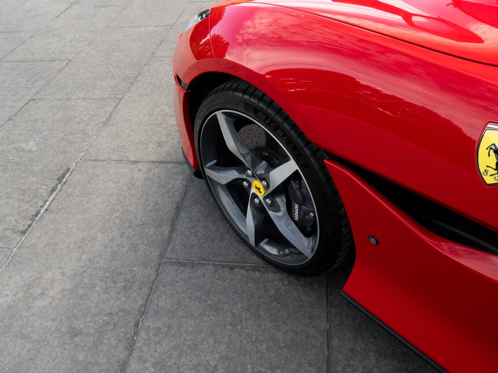 Rød Ferrari Portofino M fra 2021 set udefra