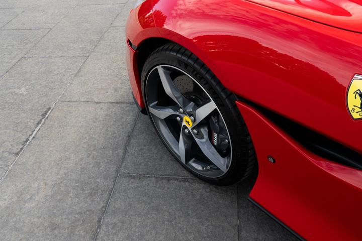 Rød Ferrari Portofino M fra 2021 set udefra