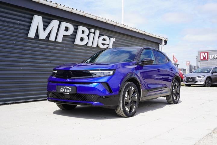 Blå Opel Mokka-e fra 2025 set udefra