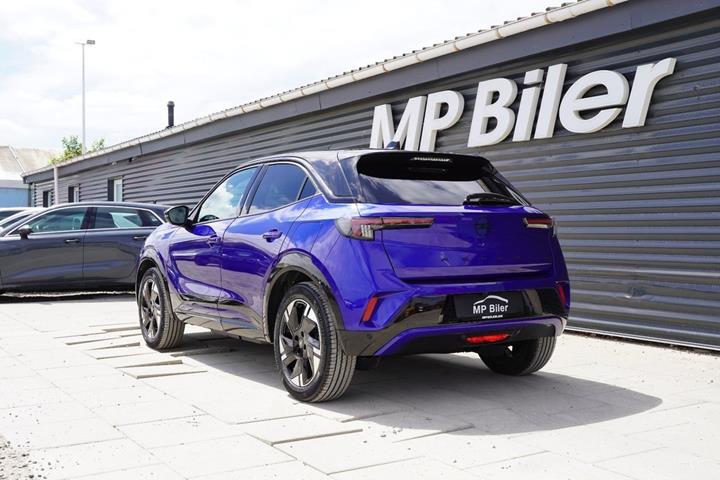 Blå Opel Mokka-e fra 2025