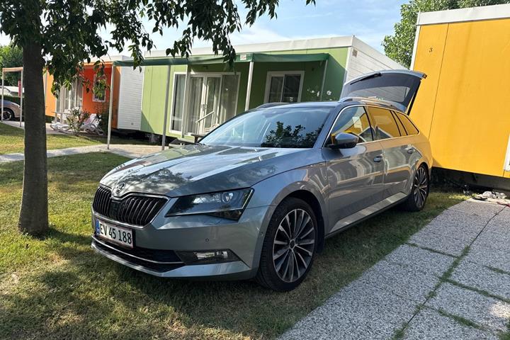 Grå Skoda Superb fra 2018