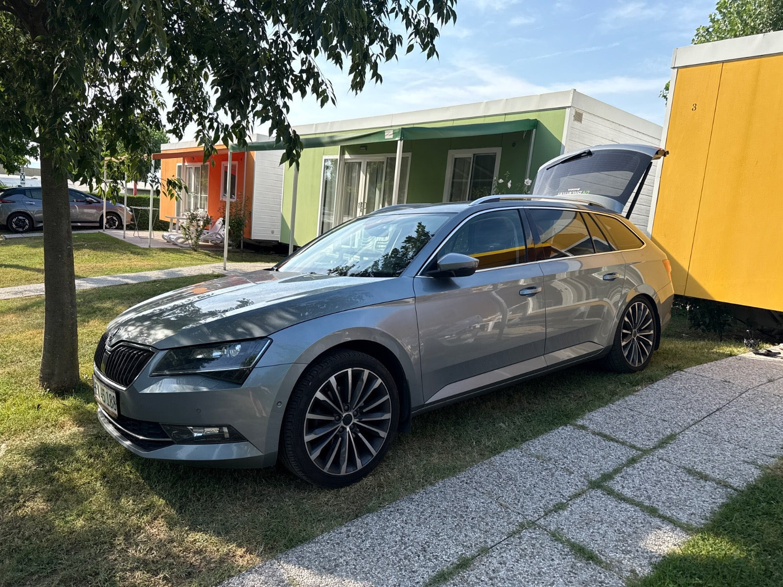 Grå Skoda Superb fra 2018