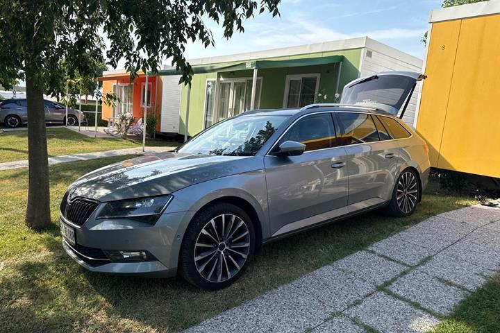 Grå Skoda Superb fra 2018