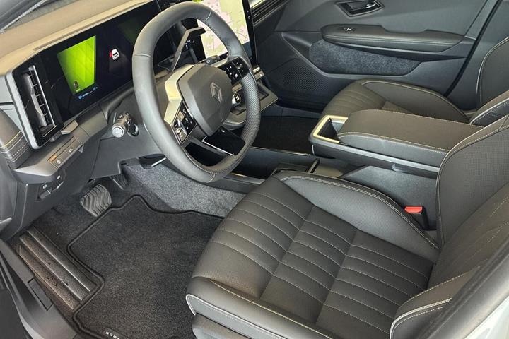 Hvid Renault Scenic E-Tech fra 2025