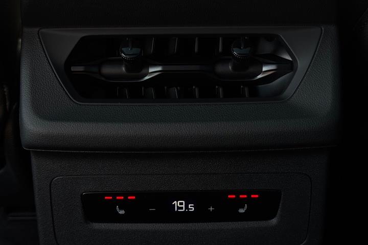 Hvid Audi Q6 e-tron fra 2025