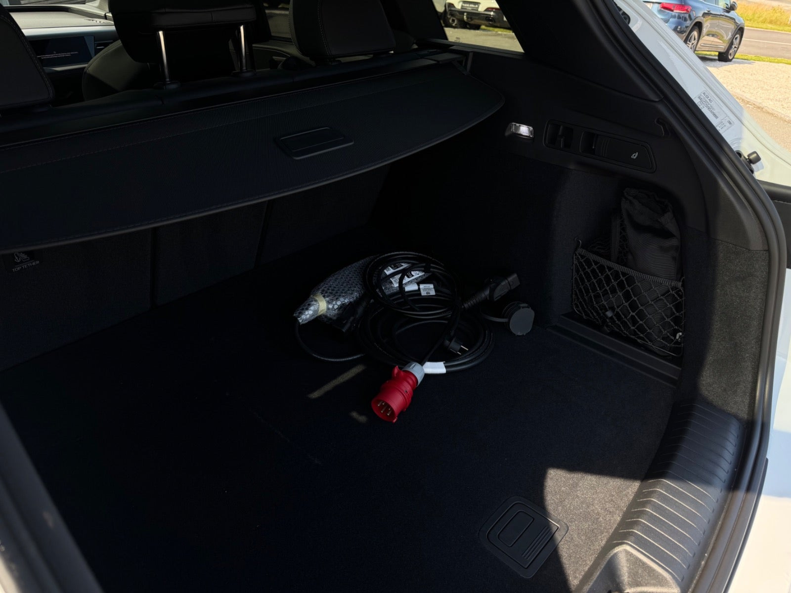 Hvid Audi Q6 e-tron fra 2025