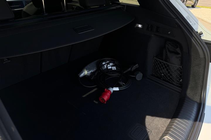 Hvid Audi Q6 e-tron fra 2025