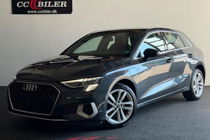Grå Audi A3 fra 2022 set udefra