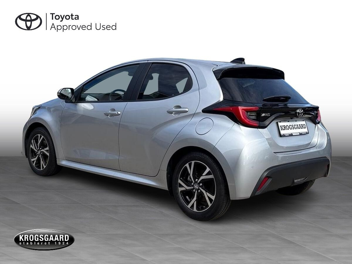 Sølv Toyota Yaris fra 2025