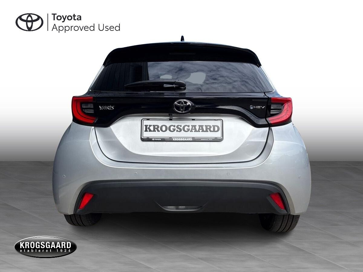 Sølv Toyota Yaris fra 2025