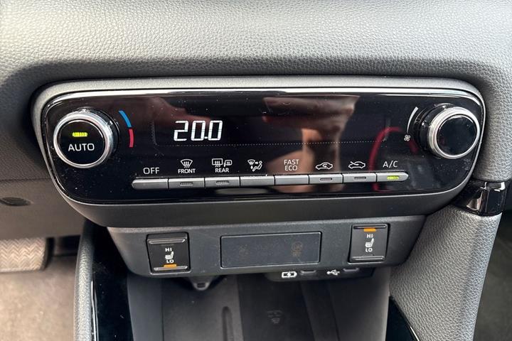 Sølv Toyota Yaris fra 2025