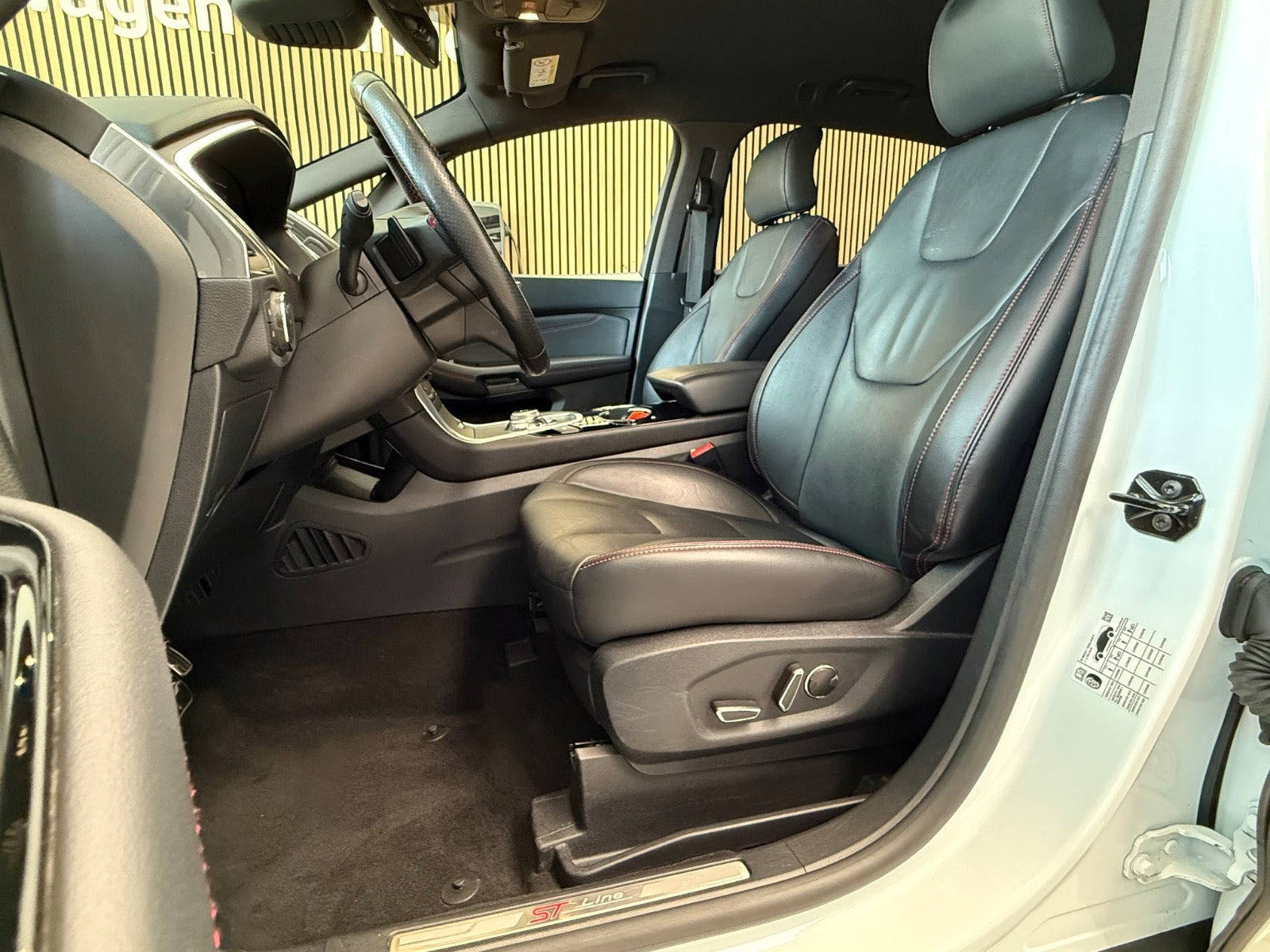 Hvid Ford S-MAX fra 2022