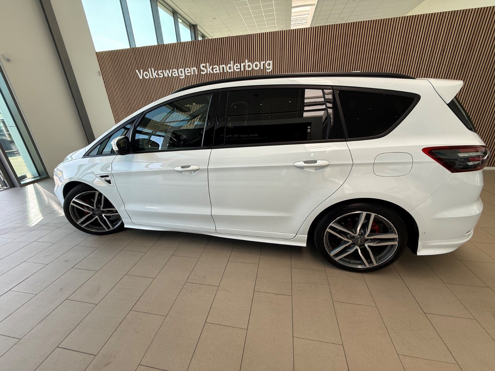 Hvid Ford S-MAX fra 2022