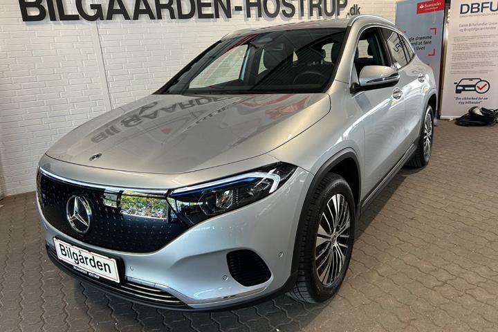 Sølv Mercedes EQA250+ fra 2024 set udefra