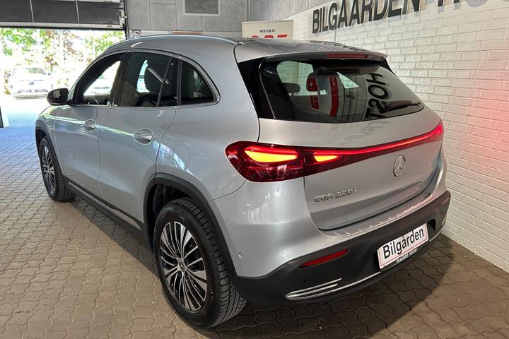 Sølv Mercedes EQA250+ fra 2024