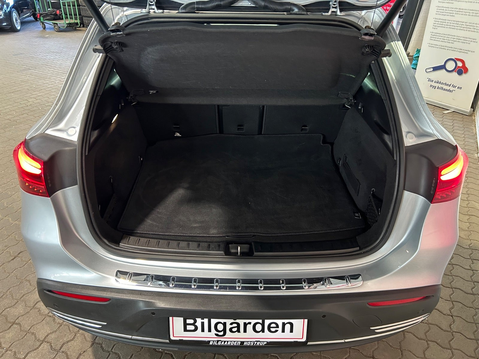 Sølv Mercedes EQA250+ fra 2024