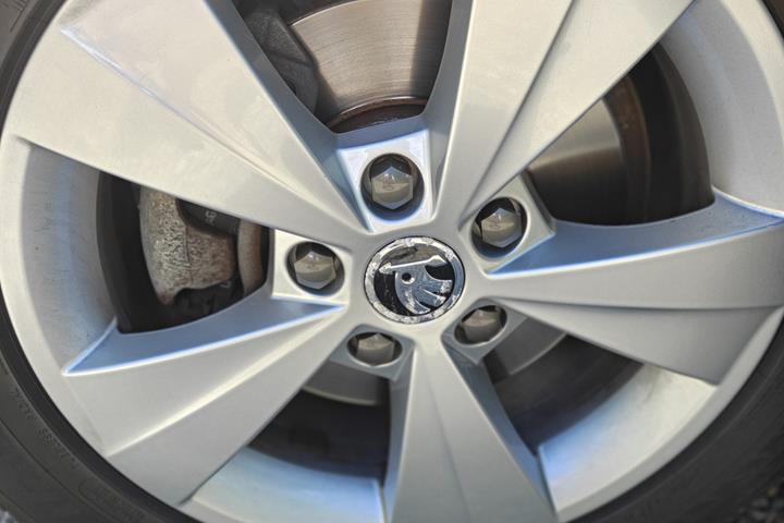 Grå Skoda Octavia fra 2018