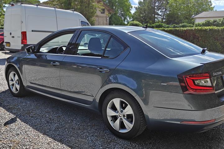 Grå Skoda Octavia fra 2018