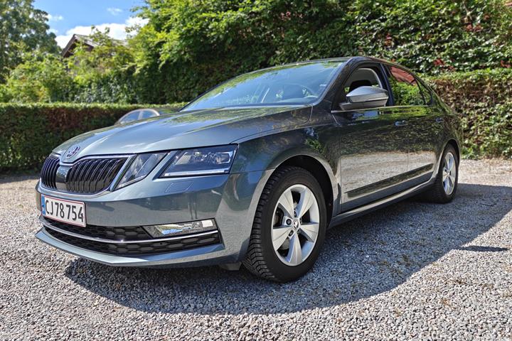 Grå Skoda Octavia fra 2018