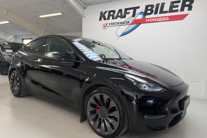 Sort Tesla Model Y fra 2023 set udefra