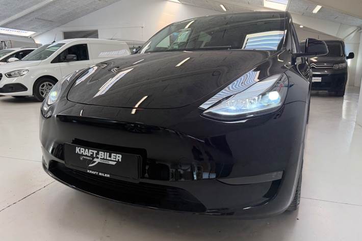 Sort Tesla Model Y fra 2023